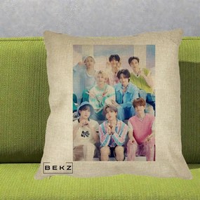 Perna Personalizata K-Pop Grup Foto Pasteluri cu 8 Artisti, 40x40 cm, Crem, Husa Detasabila, Perna Inclusa, BEKZ®