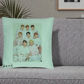Perna Personalizata K-pop Stray Kids Foto Grup Pastel Roz-Alb cu 8 Membrii, 40x40 cm, Verde Menta, Husa Detasabila, Perna Inclusa, BEKZ®