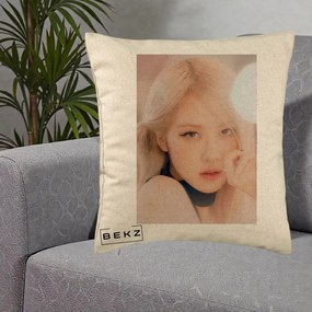Perna Personalizata K-pop BLACKPINK Rose Blond cu Inel Roz Pastel, 40x40 cm, Bej, Husa Detasabila, Perna Inclusa, BEKZ®
