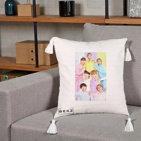 Perna Personalizata K-pop BTS Foto Grup Pastel Colorat cu 7 Membrii, 40x40 cm, Bej cu Franjuri, Husa Detasabila, Perna Inclusa, BEKZ®