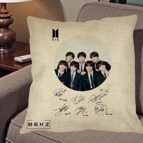 Perna Personalizata K-pop BTS Fotografie Grup Costum Negru si Autografe Cerc, 40x40 cm, Crem, Husa Detasabila, Perna Inclusa, BEKZ®