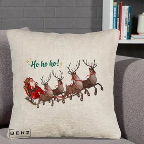 Perna Decorativa Ho Ho Ho Mos Craciun cu Sanie si Reni, 40x40 cm, Bej Canapea, Husa Detasabila, Perna Inclusa, BEKZ®