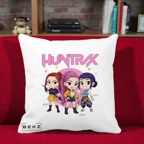 Perna Personalizata K-pop HUNTRX Trio Chibi cu Arme, 40x40 cm, Alba Mata, Husa Detasabila, Perna Inclusa, BEKZ®