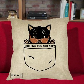 Perna Decorativa Judging You Silently Pisica Buzunar, 40x40 cm, Crem, Husa Detasabila, Perna Inclusa, BEKZ®