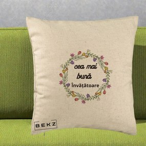 Cadou pentru Invatatoare - Perna Personalizata Cea mai Buna Invatatore cu Coronita Florala Colorata, 40x40 cm, Bej, Husa Detasabila, Perna Inclusa, BEKZ®