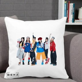 Perna Personalizata Grup K-pop Fete in Picioare Foto, 40x40 cm, Alba Mata, Husa Detasabila, Perna Inclusa, BEKZ®