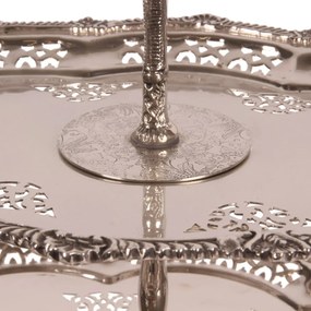 Etajeră pentru prăjituri cu 3 niveluri, din alamă lucrată manual, argintie, aspect vintage, cu platouri ovale cu margini decupate și mâner decorativ,