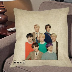Perna Personalizata K-pop BTS Fotografie Grup Tinute Elegante, 40x40 cm, Crem, Husa Detasabila, Perna Inclusa, BEKZ®