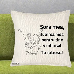Cadou pentru Sora - Perna Personalizata Sora Mea Te Iubesc Line Art Doua Fete cu Brate Ridicate, 40x40 cm, Crem Reliefat, Husa Detasabila, Perna Inclusa, BEKZ®