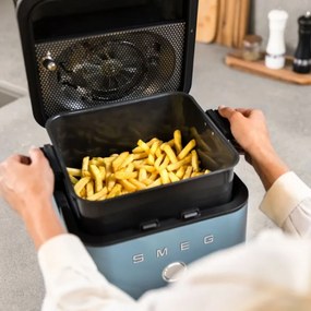 Friteuza cu aer cald Smeg Collezione AFC01SBMAU, 1450 W, 7,3 l, 40-200°C, 7 programe, Mod dublu, Comandă tactila, Timer, LED, Albastru