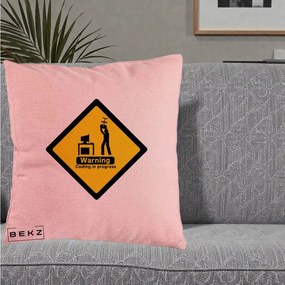 Perna Personalizata Warning Coding in Progress, 40x40 cm, Roz, Husa Detasabila, Perna Inclusa, BEKZ®