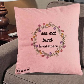 Cadou pentru Invatatoare - Perna Personalizata Cea mai Buna Invatatore cu Coronita Florala Colorata, 40x40 cm, Roz, Husa Detasabila, Perna Inclusa, BEKZ®