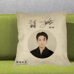 Perna Personalizata K-pop BTS Jungkook Portret cu Autograf, 40x40 cm, Crem, Husa Detasabila, Perna Inclusa, BEKZ®