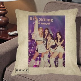 Perna Personalizata K-pop BLACKPINK The Show Concert cu 4 Membre pe Scena, 40x40 cm, Crem, Husa Detasabila, Perna Inclusa, BEKZ®