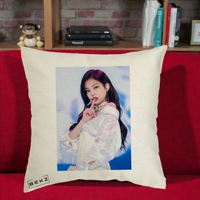 Perna Personalizata K-pop BLACKPINK Jennie Concert Alb cu Microfon, 40x40 cm, Ecru, Husa Detasabila, Perna Inclusa, BEKZ®