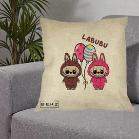 Perna Personalizata Labubu Cuplu cu Baloane, 40x40 cm, Crem, Husa Detasabila, Perna Inclusa, BEKZ®