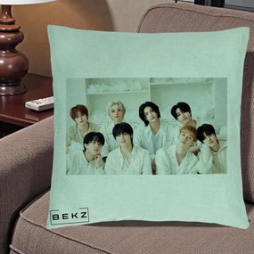 Perna Personalizata K-pop Stray Kids Foto Grup All-White Landscape, 40x40 cm, Verde Menta, Husa Detasabila, Perna Inclusa, BEKZ®