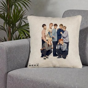Perna Personalizata K-pop BTS Foto Grup In Picioare Tricoturi, 40x40 cm, Bej Canapea, Husa Detasabila, Perna Inclusa, BEKZ®