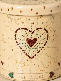 Lumânare artizanală în cutie din metal natur cu capac, pictată manual cu inimă și stele, finisaj lucios, 10 x 9 x 9 cm, „Amoureux”