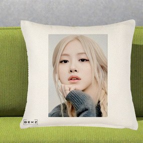 Perna Personalizata K-pop BLACKPINK Rose cu Jucarie de Plus, 40x40 cm, Crem Reliefat, Husa Detasabila, Perna Inclusa, BEKZ®
