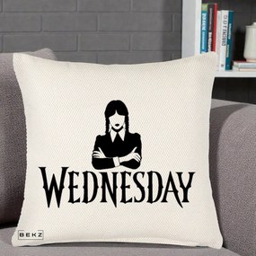 Perna Personalizata Wednesday Addams cu Brate Incrucisate, 40x40 cm, Crem Reliefat, Husa Detasabila, Perna Inclusa, BEKZ®