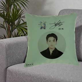 Perna Personalizata K-pop BTS Jungkook Portret cu Autograf, 40x40 cm, Verde, Husa Detasabila, Perna Inclusa, BEKZ®