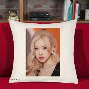 Perna Personalizata K-pop BLACKPINK cu Funda Rosie, 40x40 cm, Crem Reliefat, Husa Detasabila, Perna Inclusa, BEKZ®