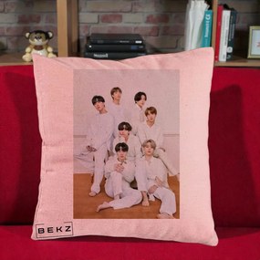Perna Personalizata K-pop BTS Foto Grup All-White Elegant, 40x40 cm, Roz, Husa Detasabila, Perna Inclusa, BEKZ®