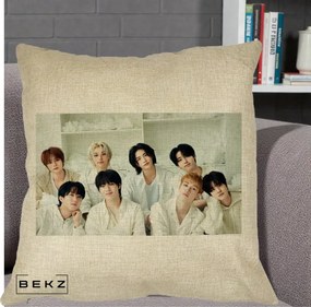 Perna Personalizata K-pop Stray Kids Foto Grup All-White Landscape, 40x40 cm, Crem, Husa Detasabila, Perna Inclusa, BEKZ®