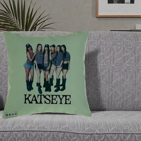 Perna Personalizata K-pop KATSEYE Grup Foto Tinute Gri, 40x40 cm, Verde, Husa Detasabila, Perna Inclusa, BEKZ®