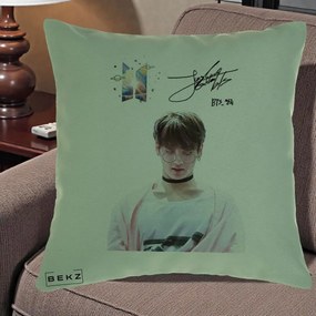 Perna Personalizata K-pop BTS Jungkook Portret cu Ochelari Autograf, 40x40 cm, Verde, Husa Detasabila, Perna Inclusa, BEKZ®