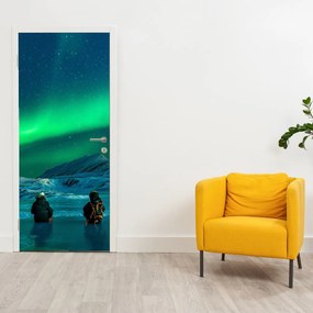 Fototapet pentru ușă - Aurora boreală și oameni (95x205cm)