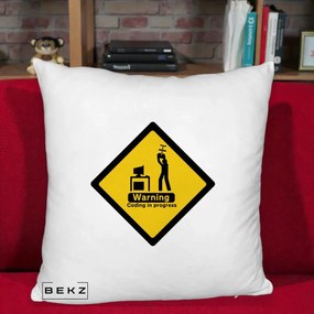 Perna Personalizata Warning Coding in Progress, 40x40 cm, Alb Pufos, Husa Detasabila, Perna Inclusa, BEKZ®