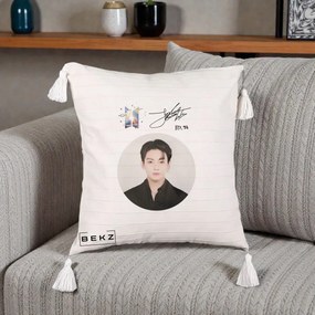 Perna Personalizata K-pop BTS Jungkook Portret cu Autograf, 40x40 cm, Bej cu Franjuri, Husa Detasabila, Perna Inclusa, BEKZ®