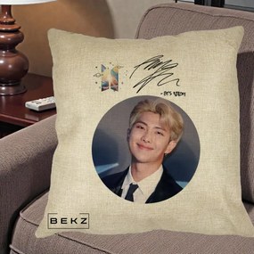 Perna Personalizata K-pop BTS RM Namjoon Portret Cerc cu Autograf, 40x40 cm, Crem, Husa Detasabila, Perna Inclusa, BEKZ®