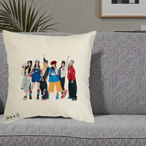Perna Personalizata Grup K-pop Fete in Picioare Foto, 40x40 cm, Ecru, Husa Detasabila, Perna Inclusa, BEKZ®