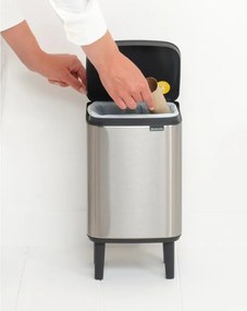 Cos de gunoi Brabantia Bo Small Hi 1006642, 4 l, Deschidere lina si silentioasa, Baza antiderapanta, Rezistent la amprente, Otel inoxidabil/Mat