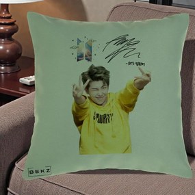 Perna Personalizata K-pop BTS RM Namjoon Hanorac Galben Autograf, 40x40 cm, Verde, Husa Detasabila, Perna Inclusa, BEKZ®
