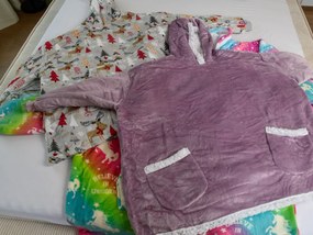 Patura cu maneci si gluga, imitatie de miel YULE HUG gri deschis