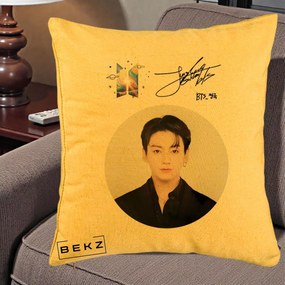 Perna Personalizata K-pop BTS Jungkook Portret cu Autograf, 40x40 cm, Galben, Husa Detasabila, Perna Inclusa, BEKZ®