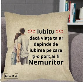 Cadou pentru Iubita - Perna Personalizata Iubitu Nemuritor cu Cuplu Acuarela si Inimi Rosii, 40x40 cm, Crem, Husa Detasabila, Perna Inclusa, BEKZ®