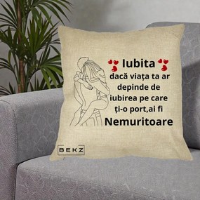 Cadou pentru Iubita - Perna Personalizata Iubita Nemuritoare cu Cuplu Line-Art si Inimi Rosii, 40x40 cm, Crem, Husa Detasabila, Perna Inclusa, BEKZ®