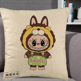Perna Personalizata Labubu Leu Galben cu Salopeta, 40x40 cm, Bej, Husa Detasabila, Perna Inclusa, BEKZ®