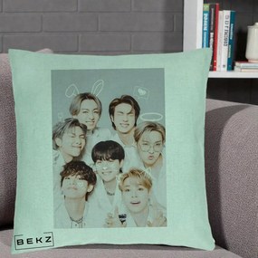 Perna Personalizata K-pop BTS Foto Grup Cute cu Animatii si 7 Membrii, 40x40 cm, Verde Menta, Husa Detasabila, Perna Inclusa, BEKZ®