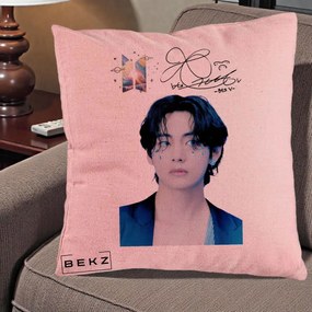 Perna Personalizata K-pop BTS V Taehyung Portret cu Autograf, 40x40 cm, Roz, Husa Detasabila, Perna Inclusa, BEKZ®