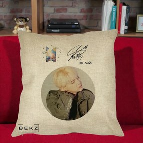 Perna Personalizata K-pop BTS Suga Portret cu Autograf, 40x40 cm, Crem, Husa Detasabila, Perna Inclusa, BEKZ®