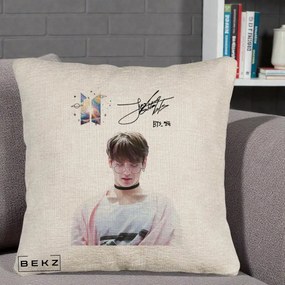 Perna Personalizata K-pop BTS Jungkook Portret cu Ochelari Autograf, 40x40 cm, Bej Canapea, Husa Detasabila, Perna Inclusa, BEKZ®