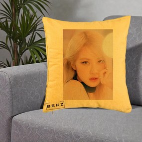 Perna Personalizata K-pop BLACKPINK Rose Blond cu Inel Roz Pastel, 40x40 cm, Galben, Husa Detasabila, Perna Inclusa, BEKZ®
