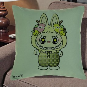 Perna Personalizata Labubu Galben cu Mere si Salopeta, 40x40 cm, Verde, Husa Detasabila, Perna Inclusa, BEKZ®