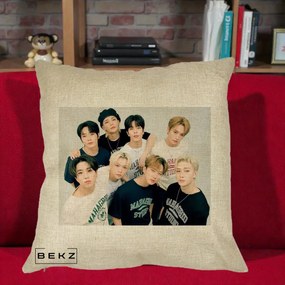 Perna Personalizata K-pop Stray Kids Foto Grup Text, 40x40 cm, Crem, Husa Detasabila, Perna Inclusa, BEKZ®